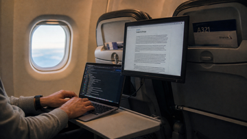 How Does Portable Monitor Brightness Affect Usability in Airplane Cabin Lighting Conditions?